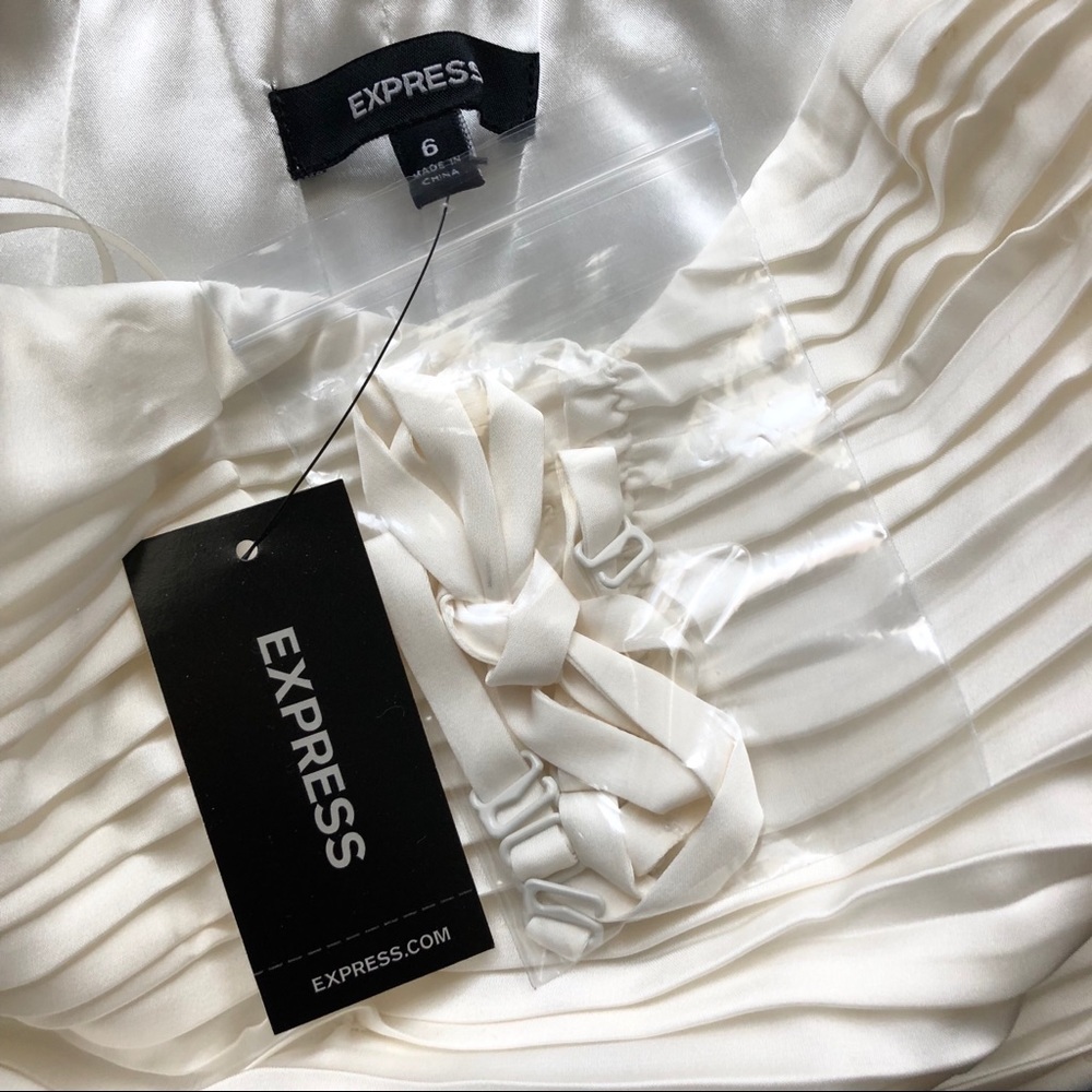 Express Black White Color Block Ruched Dress NWT - Picture 3 of 4